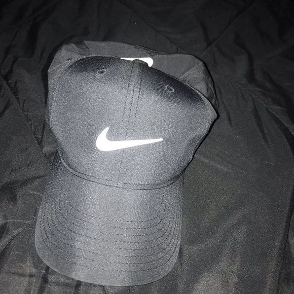 girl with nike hat